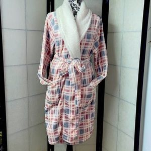 ✅2/$15✅ Ardene NWOT Women’s Fleece Pink, gray & white Robe! L/XL